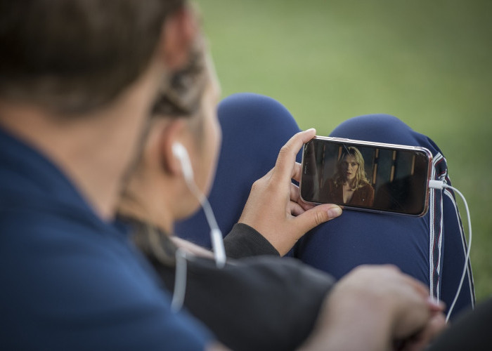HP Android untuk Nonton Film, Layar Jernih dan Audio Jadi Faktor Utama