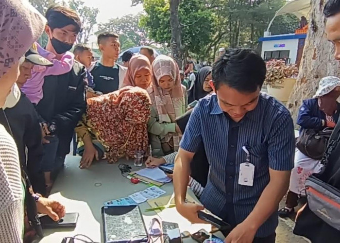 Masyarakat Serbu Stand Pendaftaran Jalan Sehat Gebyar UMKM PALTV di Kambang Iwak Palembang