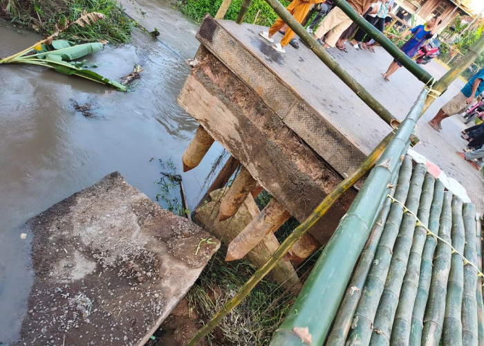 Jembatan Putus di Muara Kumbang, Polisi dan Warga Bangun Penghubung Darurat