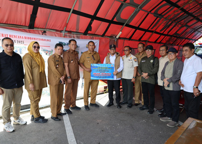 Bupati OKU Antarkan Langsung Bantuan Kemanusian Rp1,2 Milyar Untuk Korban Bencana Hidrometeorologi Sumatera