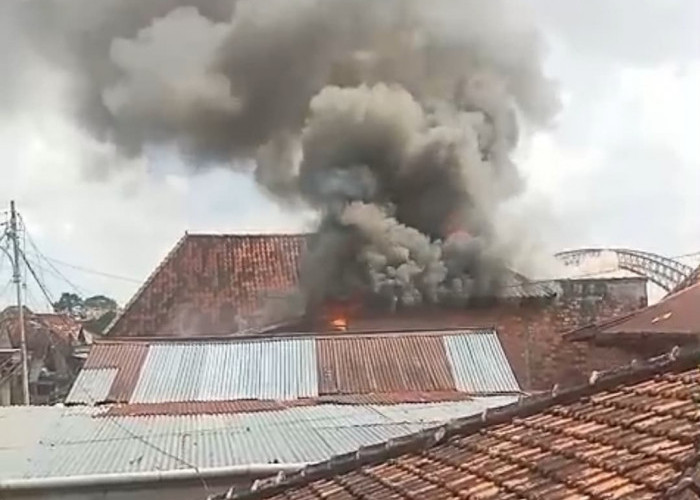 Lagi Sholat Dhuha, Rumah Guru SD di Palembang Ludes Terbakar