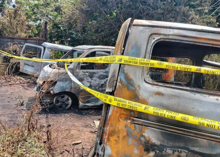 3 Mobil Barang Bukti Perkara Minyak Ilegal Terbakar di Belakang Mapolres Banyuasin