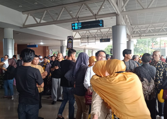 433 Jamaah Umrah Holiday Angkasa Wisata keberangkatan 17 Juli Pulang ke Palembang, Disambut Haru Keluarga