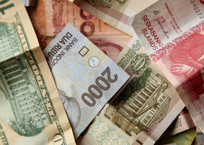 Tekanan Global Masih Membayangi Rupiah, Dolar Bertahan di Level Rp16.700-Rp 16.900