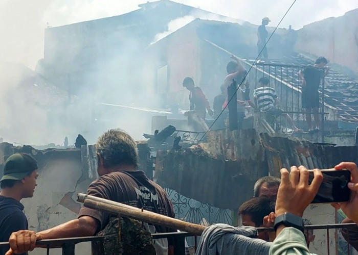 Kebakaran Hebat Lalap Rumah Warga di 14 Ilir Palembang