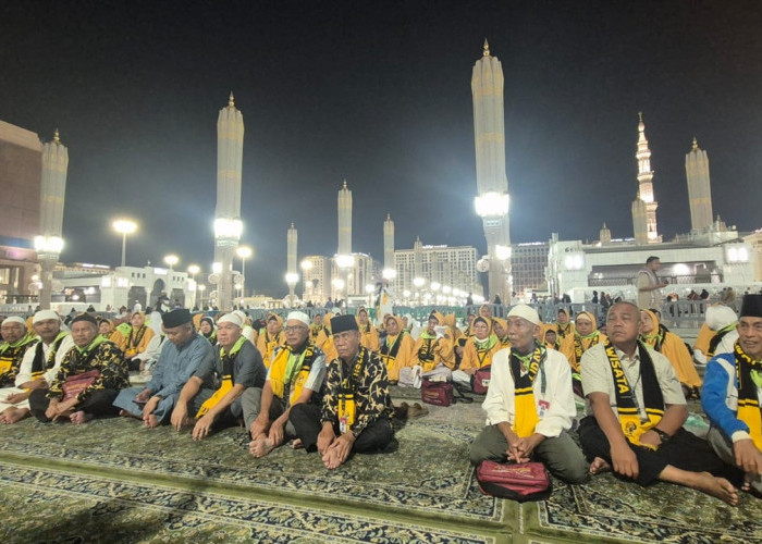 433 Jemaah Umroh Holiday Angkasa Wisata Tiba di Madinah, Penuh Haru di Masjid Nabawi