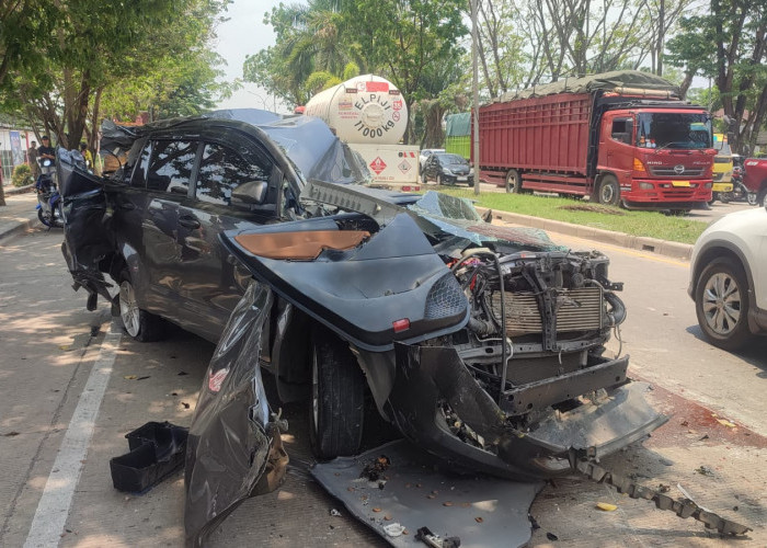 Mobil Innova Ringsek Berat Usai Tabrak 2 Dump Truk di Jalan Soekarno Hatta Palembang