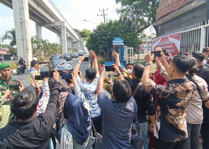 Presiden Jokowi Tiba di Palembang, Masyarakat dan Awak Media Berlomba Abadikan Momen