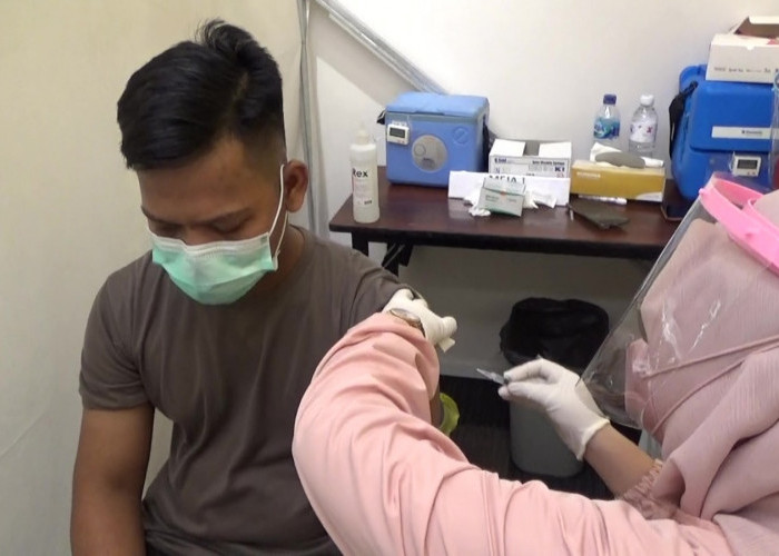 Jelang Nataru 2024: Lonjakan Kasus COVID-19 di Palembang, Stok Vaksin Kosong!
