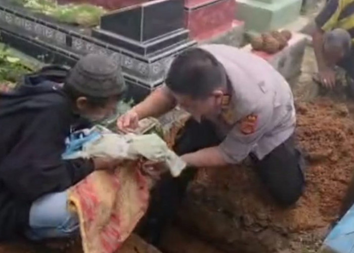 Kisah Haru di Palembang, Polisi Bantu Pasutri Tunawisma Makamkan Bayi Mereka