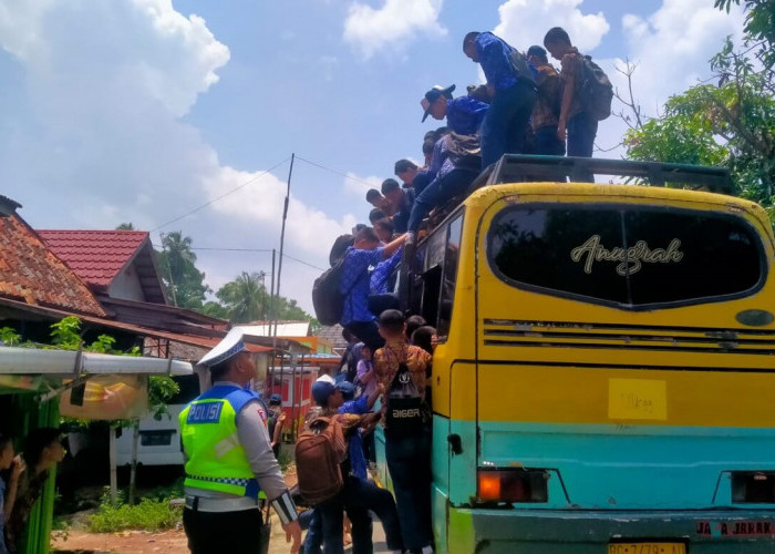Puluhan Pelajar SMP di Jejawi OKI Nekat Naik ke Atap Bus Saat Pulang Sekolah
