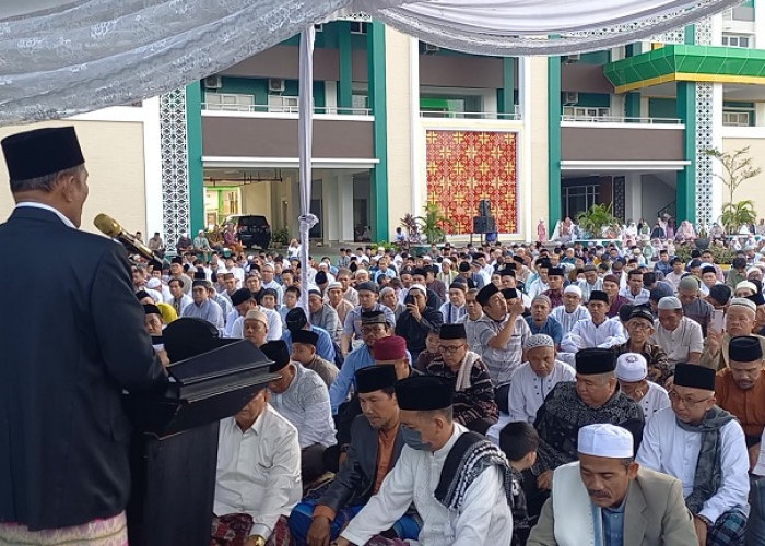 Ribuan Warga Muhammadiyah Salat Idul Fitri di Lapangan UMP