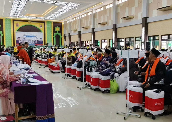 445 Jemaah Calon Haji Tiba di Asrama Haji Palembang 