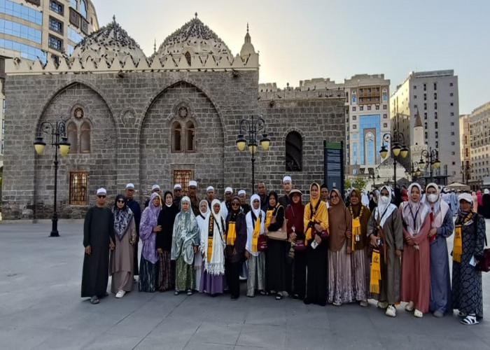  Khusyuk! Jemaah Holiday Angkasa Wisata Nikmati Momen Ziarah Dalam di Sekitar Masjid Nabawi