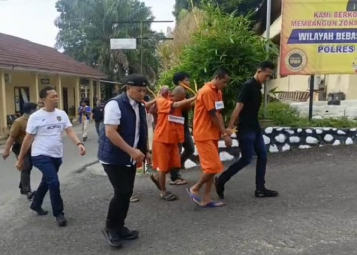 Tiga Pelaku Pembunuhan dan Pembakaran Sopir Tronton Jalani Rekonstruksi di Polres Ogan Ilir