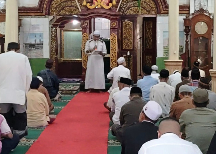 Jumat Perdana Ramadan, Jemaah Padati Masjid Al Mahmudiyah Suro Palembang