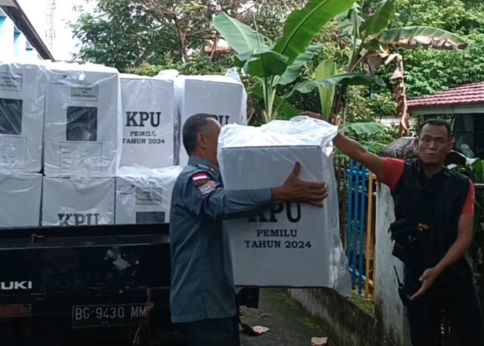 H-1 Pencoblosan, Logistik Pemilu Mulai Didistribusikan Sejak Pagi ke PPS di Kecamatan Ilir Timur I Palembang