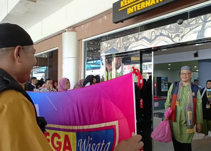 Jemaah Umrah PT Sriwijaya Mega Wisata Kembali Mendarat di Palembang dalam Keadaan Sehat dan Bahagia