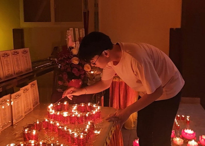 Ribuan Doa dan Ratusan Pelita Warnai Malam Imlek di Maha Wihara Dharmakirti Palembang