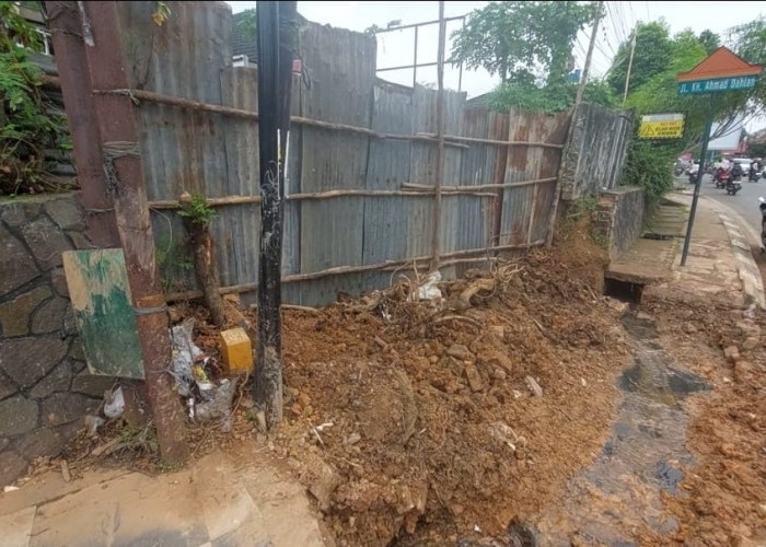 Galian Lahan Kosong di Simpang Empat Kapten Arivai Di Hentikan Sementara