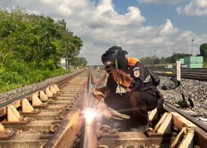 Wujudkan Perjalanan Lebih Aman dan Nyaman, KAI Divre III Palembang Fokus Penanganan Penyambungan Rel
