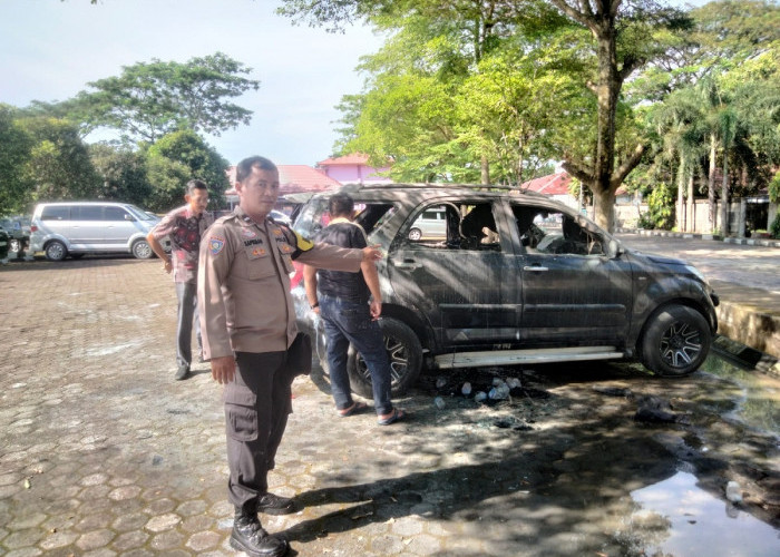 Mobil Terbakar di Halaman Sekolah, Orangtua dan Guru Panik!
