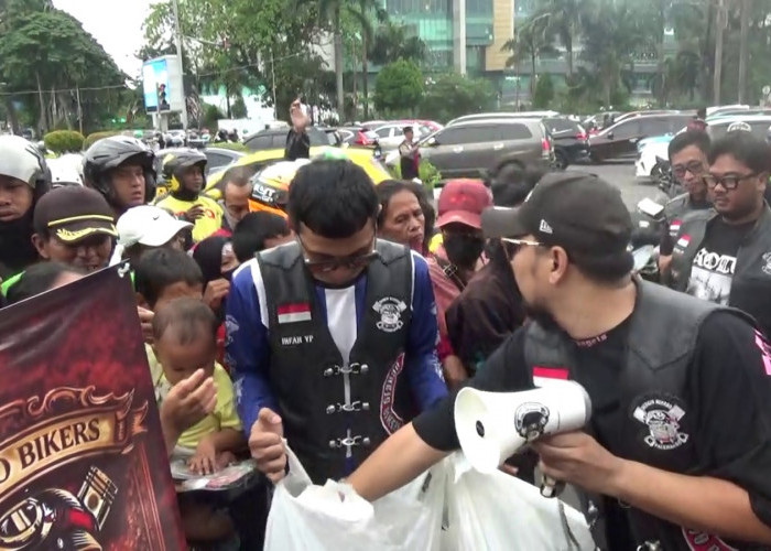 Berejo Bikers Palembang Bagikan 400 Takjil di Simpang DPRD Sumsel