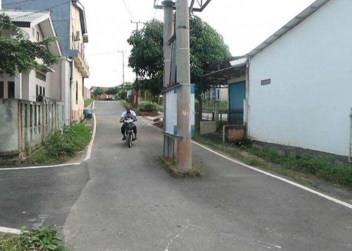 Sungguh Tak Wajar, Tiang Listrik di Tengah Jalan Ganggu Pengendara Kota Prabumulih