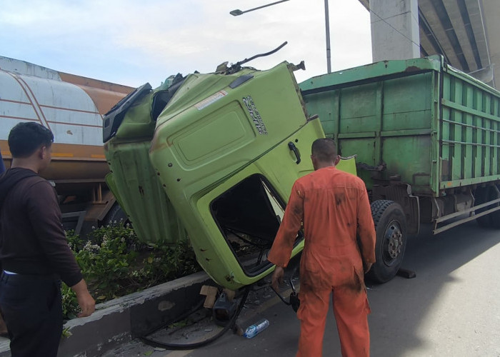 Truk Fuso Ringsek Usai Hantam Tiang Lampu Jalan di Palembang