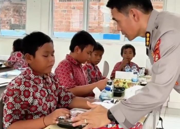 Haru, Perwira Polda Sumsel Memberikan Uang Kepada Pelajar SD Karena Tidak Ada Uang Membeli Makanan