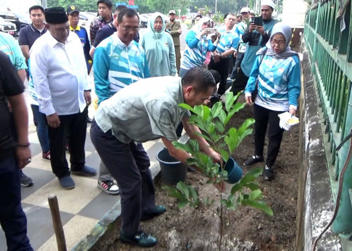 Walikota Ratu Dewa Gencarkan Gerakan Tanam Pohon Buah Ciptakan RTH di Palembang
