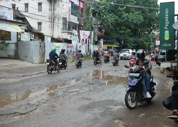 Warga 15 Ilir Palembang Keluhkan Jalan Segaran Tak Kunjung Diperbaiki dan Membahayakan Pengendara Sepeda Motor