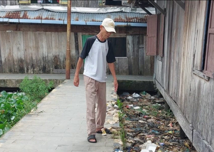 Air Surut Tinggalkan Sampah, Warga Bantaran Sungai Musi Resah