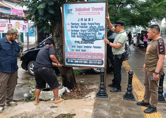 Satpol PP Palembang Tertibkan Reklame Liar di Jalan Protokol