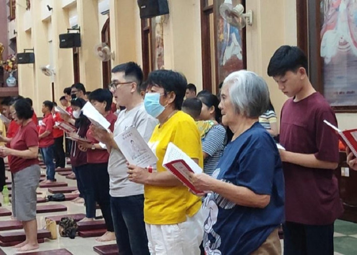 Perayaan Imlek, Umat Buddha Gelar Ritual Penyalaan Pelita di Vihara Dharmakirti Palembang