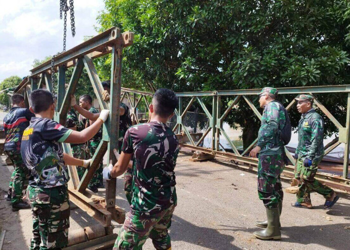 Prajurit Kodam II Sriwijaya Bangun Jembatan Bailey di Payuputat, Bantu Akses Warga Terisolir Akibat Banjir
