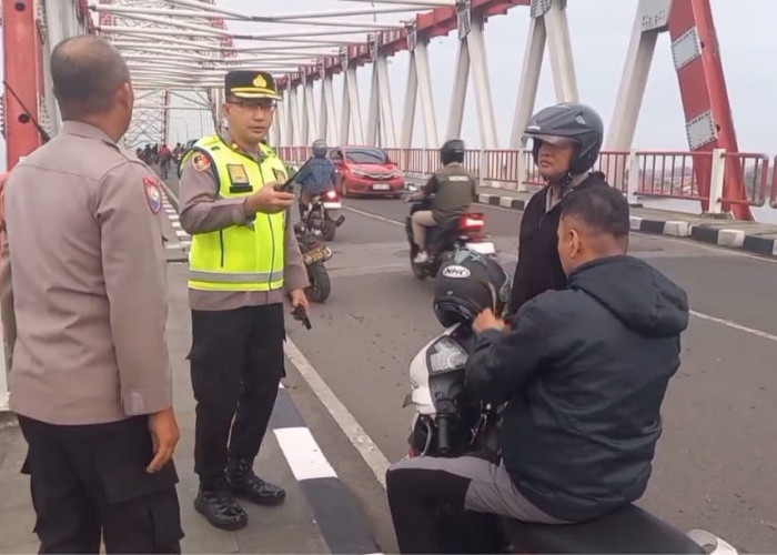 Pelaku Pencurian Kabel Lampu Jalan Diamankan Polisi di Bawah Jembatan Musi VI