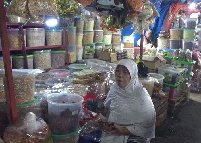 Jelang Idulfitri, Pedagang Kue Kering Mulai Padati Pasar Beduk Lemabang