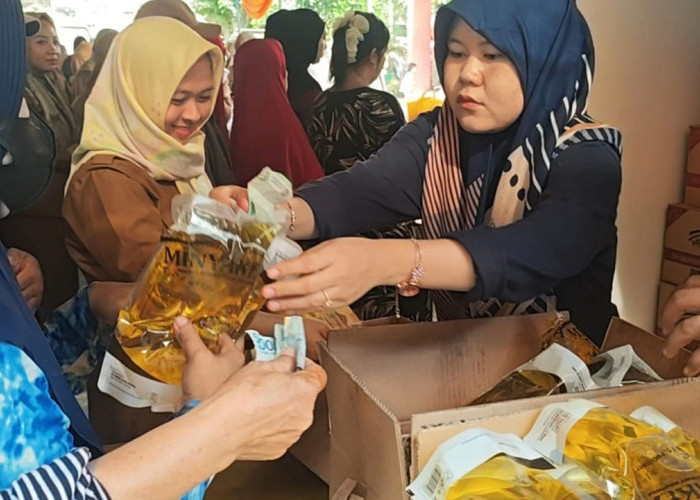 Warga Serbu Minyakita dan Beras SPHP di Pasar Murah Kecamatan Sako