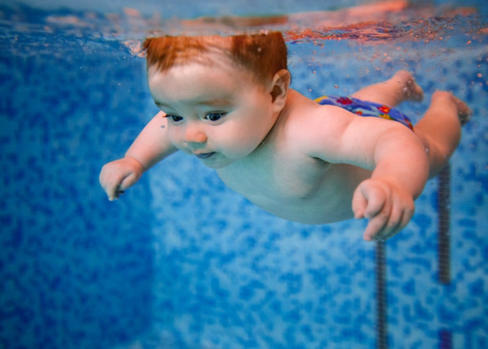 Lagi Trend Popularitas Bayi Belajar Berenang. Sebenarnya Kapan Waktu yang Tepat Untuk Bayi Belajar Berenang?