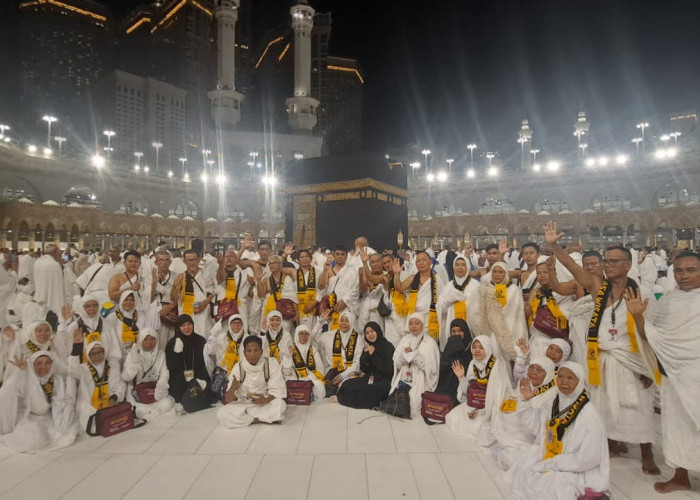 433 Jamaah Umrah Holiday Angkasa Wisata Selesaikan Ibadah Perdana Penuh Haru di Ka'bah