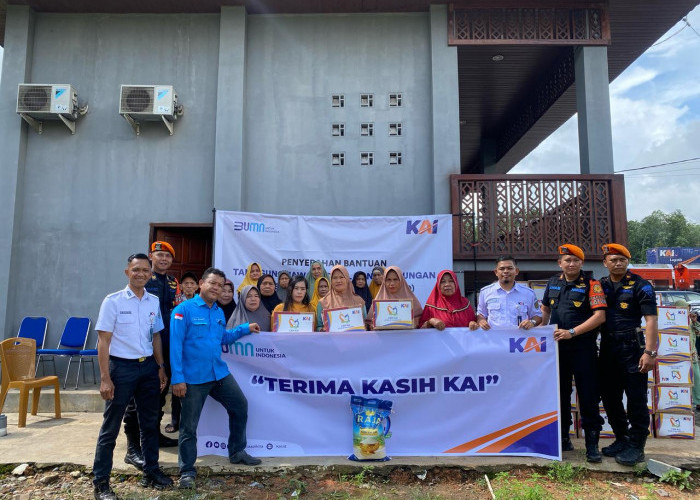 Dukung Upaya Pengentasan Kemiskinan di Sumsel, KAI Divre III Palembang Salurkan 300 Paket Sembako