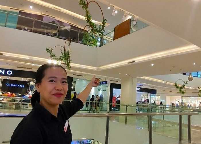 Kaca Pagar Pembatas di Palembang Icon Mall Pecah Tanpa Sebab