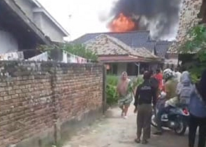 Diduga Korsleting Listrik, Satu Rumah di Kedaton Kayuagung Hangus Terbakar