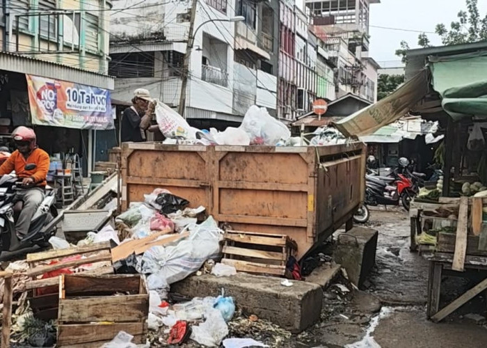 Aroma Tidak Sedap TPS Ganggu Kenyamanan Pasar Cinde Palembang