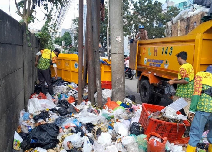 Sampah Menumpuk di Brigjen Hasan Kasim Palembang Sering Sebabkan Macet dan Ganggu Aktivitas