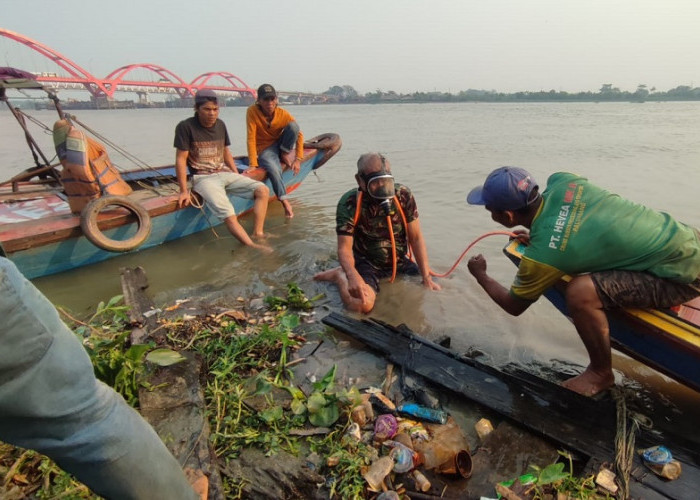 Seorang Pria Dikabarkan Tenggelam di Perairan Sungai Musi, Warga Cari Korban Gunakan Alat Selam Tradisional