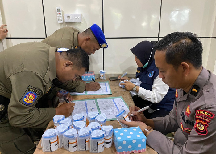 Kesbangpol Palembang Lakukan Tes Urine Bagi Ratusan Pegawai Satpol PP dan DLH
