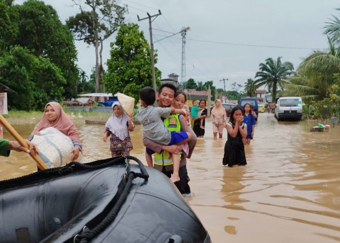 Polda Sumsel Kirim Personel dan Bantuan Pangan ke Lokasi Bencana Banjir Muratara