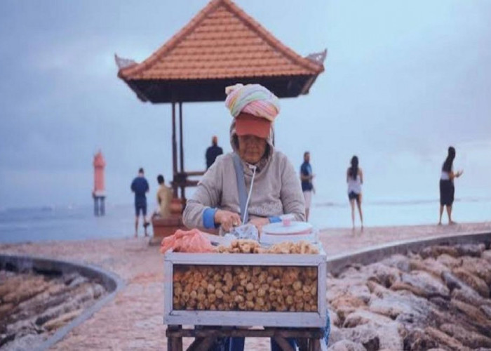 Lumpia! Jajanan khas Tradisional Tionghoa Yang Jadi Kuliner  Wajib di Pantai-Pantai Pulau  Bali